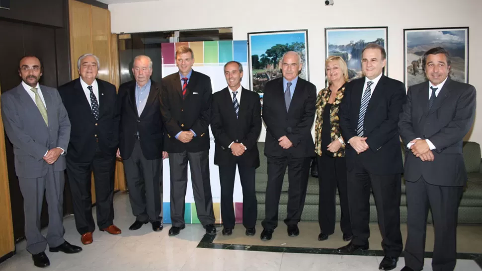 PRIMER PASO. El ministro de Turismo de Nación, Enrique Meyer junto a su par de Uruguay Liliam Kechichiam; el secretario de Deportes de la Nación, Claudio Morresi; el presidente de la AFA, Julio Grondona y autoridades.