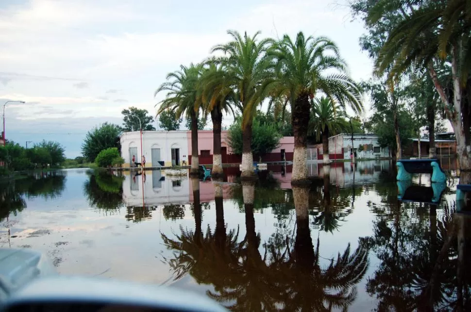 ESPEJO DE AGUA. Así quedó la plaza de Monteagudo en 2007. LA GACETA / ARCHIVO