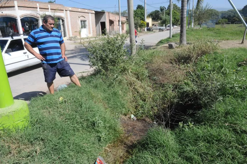 ZANJA ABIERTA. Cuando finalizaron las obras de cloacas en el barrio, una boca de registro quedó sin cerrar. LA GACETA /  FOTO DE ANTONIO FERRONI