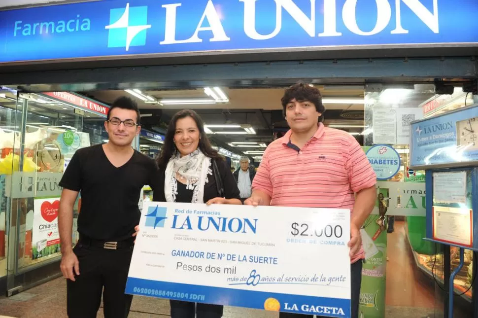 SATISFACCIÓN. Cuezzo retira su premio de una de sucursal de la farmacia. LA GACETA / FOTO DE ANTONIO FERRONI 