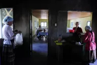 Sacan cacharros y fumigan en un caserío de Colombres para frenar el dengue