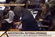 Rossi casi le tira un vaso a otro diputado