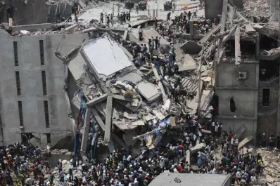 Un centenar de muertos al colapsar un edificio en Bangladesh