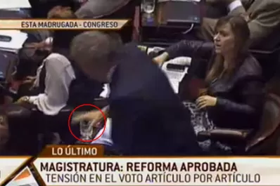 Rossi casi le tira un vaso a otro diputado