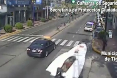 Tigre: una lancha casi atropella a un hombre en pleno centro
