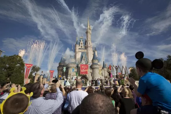 Ahora las quinceañeras viajan menos días a Disney y llevan sus tarjetas de crédito