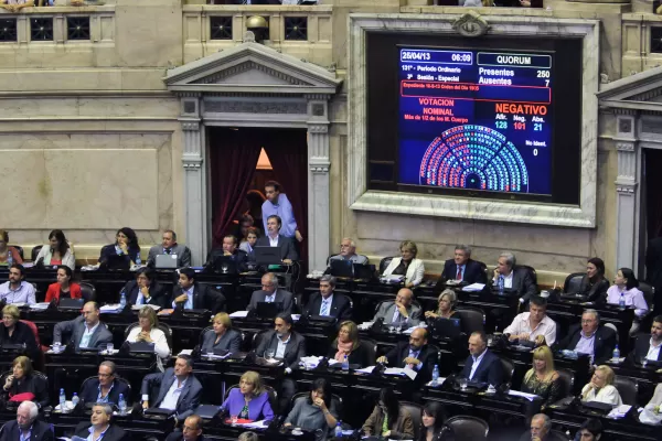 Un diputado opositor le tiró un botellazo a Agustín Rossi