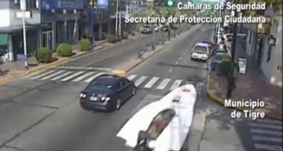 CERCA. El hombre se salvó de que no lo agarre la lancha. CAPTURA DE VIDEO