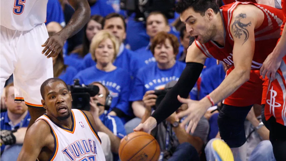 NO ALCANZO. A pesar del esfuerzo de Delfino, los Rockets cayeron ante los Thunder. REUTERS