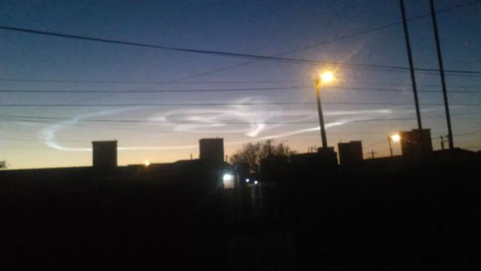 CIELO. La noche se transformó en día por la bola de fuego. CAPTURA DE VIDEO