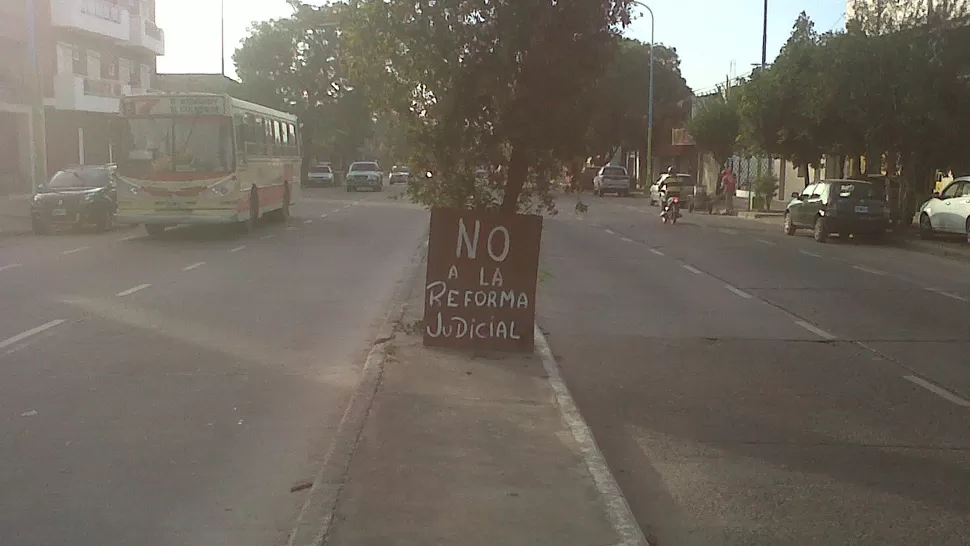 POSICION. Un vecino dejó en claro su postura con respecto a la medida tomada por la Cámara. LA GACETA / GUSTAVO RODRIGUEZ VIA MOVIL