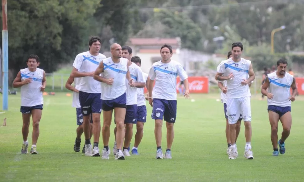 SIGUEN EN LA SUYA. Los jugadores les mandaron un mensaje de apoyo a sus colegas de San Martín, luego de entrenarse pensando en el duelo del sábado, a las 21.30, contra Banfield, en casa del taladro. 