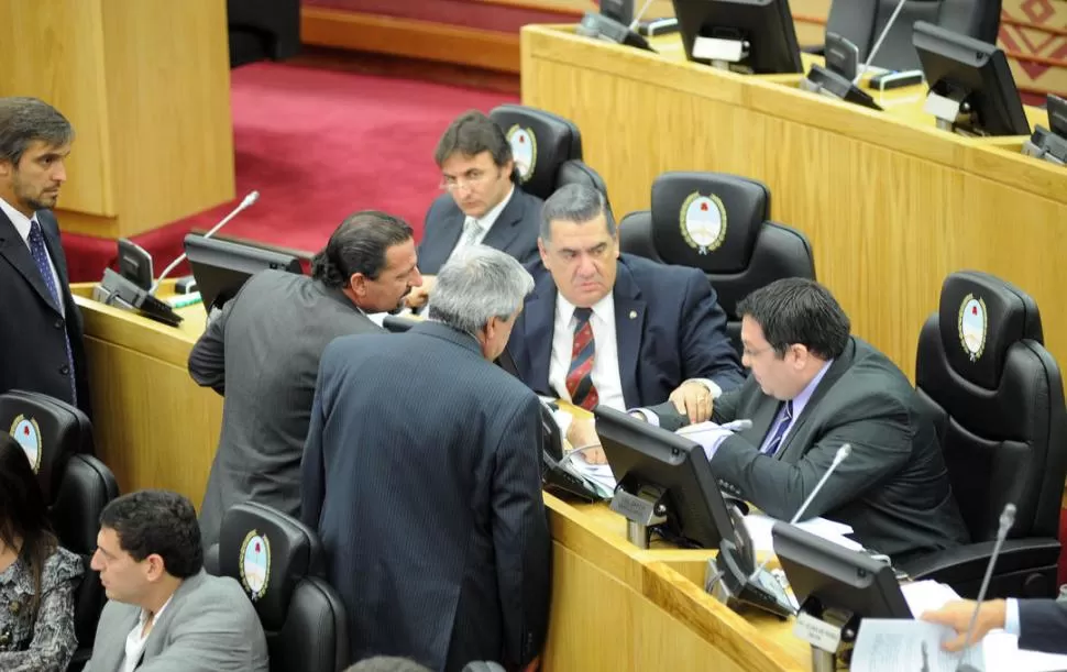 INTERBLOQUE. Los peronistas Juri y Álvarez conversan con los radicales Sánchez, Romano Norri y García; este último votó sorpresivamente con el PJ. LA GACETA / FOTO DE HECTOR PERALTA