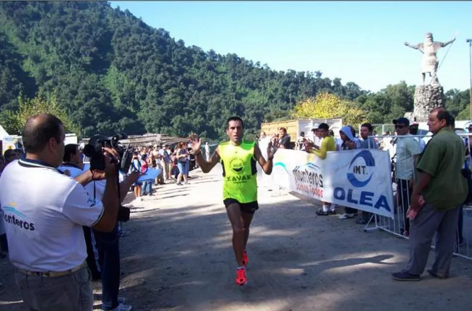 PROTAGONISTA. Rafael cruzó a la meta, escoltado por su hermano Sergio. 