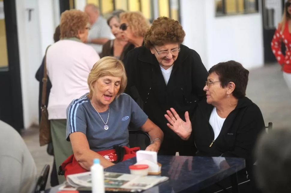 REENCUENTRO. Pocas clases pero mucho que conversar; los alumnos compartieron anécdotas de las vacaciones y cruzaron opiniones sobre el nuevo edificio. LA GACETA / FOTOS DE FRANCO VERA 