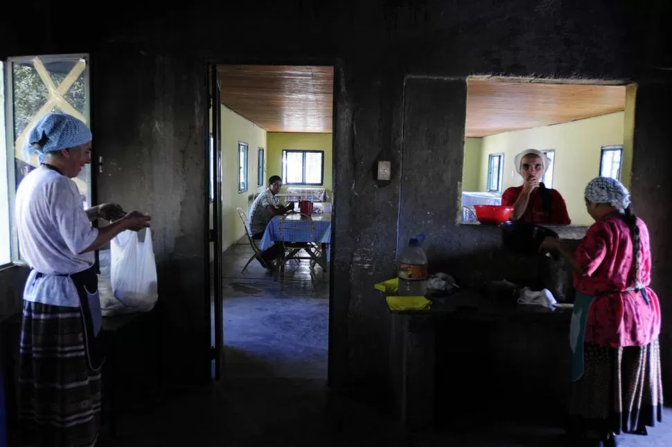  JUNTOS. Las mujeres reparten la polenta en el comedor. Algunos se quedan a comer allí: por lo general son los solteros, que no tienen quién les sirva. 