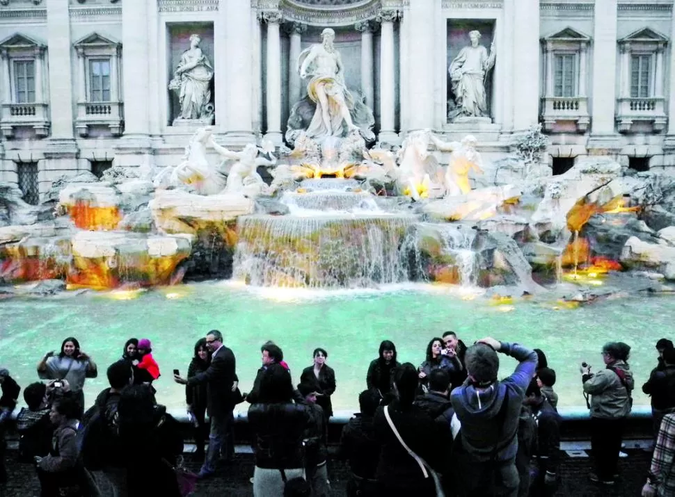 FONTANA DE TREVI. Cada año se extraen aproximadamente un millón de euros en monedas desde fondo de la fuente. Ese dinero se utiliza con fines benéficos 