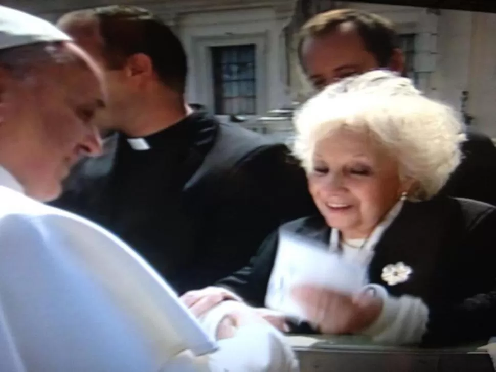 EMOCIONADA. Estela saludó a Francisco y este bendijo su pañuelo blanco. FOTO DE @BETTAPIQUE / TWITTER