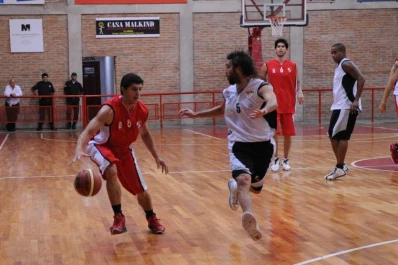 Con cinco punteros, esta noche se juega otra fecha