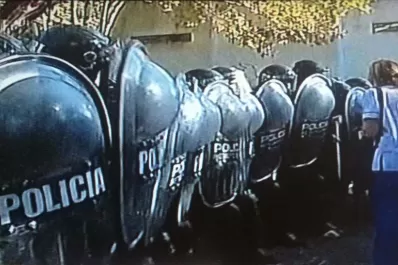 Palos, gases, gritos y llantos durante un violento desalojo en el hospital Borda