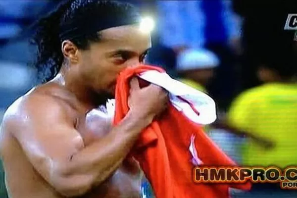 Ronaldinho se limpió los mocos con una camiseta de Chile