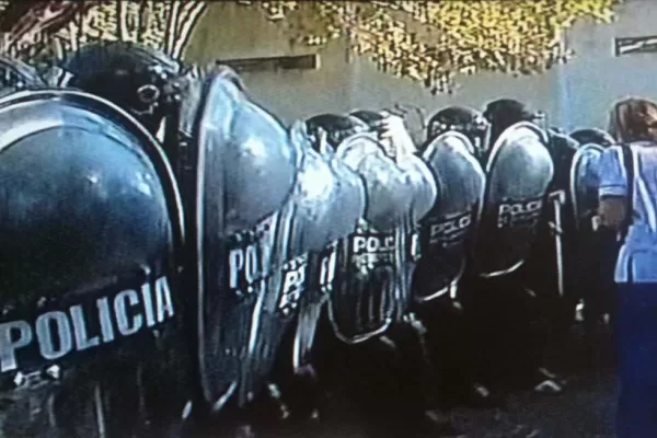 Palos, gases, gritos y llantos durante un violento desalojo en el hospital Borda
