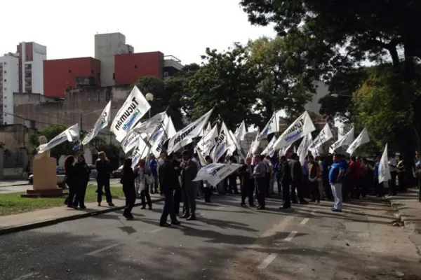 La Bancaria protestó frente a la casa del ministro Gassenbauer