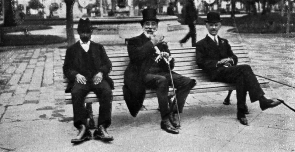 ESPECTADORES EN 1912. En la plaza Independencia, el ministro del Interior, Indalecio Gómez (al centro), y el de Relaciones Exteriores, Ernesto Bosch, junto al anónimo señor de la izquierda, ven pasar a la gente. LA GACETA / ARCHIVO