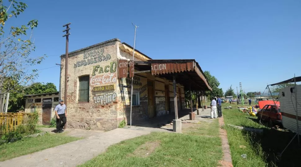  NOSTALGIA Y PUBLICIDAD. La antigua estación está bastante descuidada, pero sus muros sirven para la propaganda. Una parte de sus instalaciones es usada por una escuela técnica. 