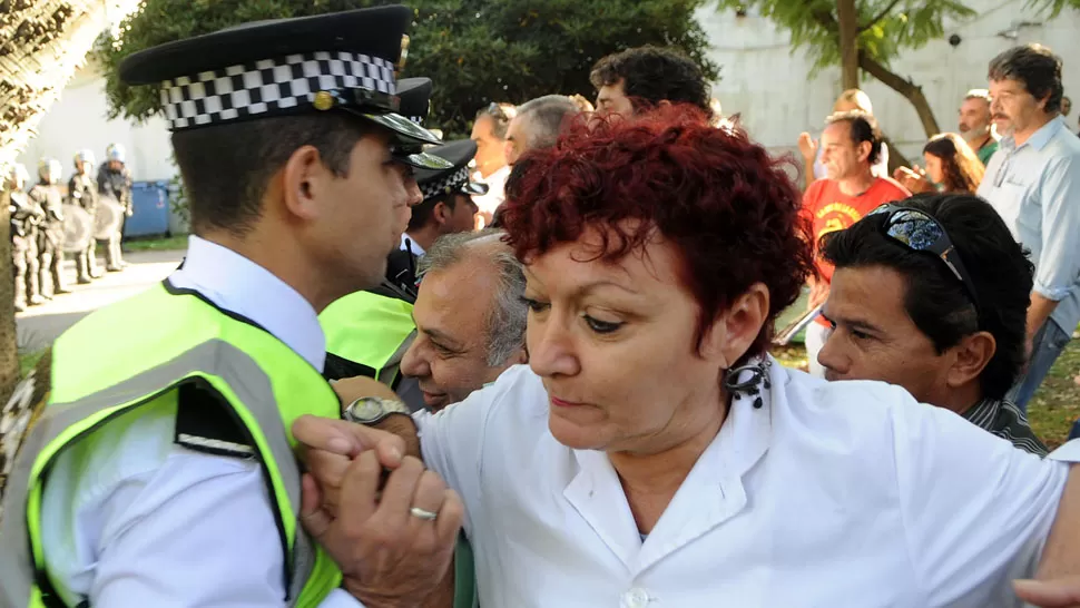 A LOS GOLPES.  Los empleados fueron desalojados por la fuerza. TELAM