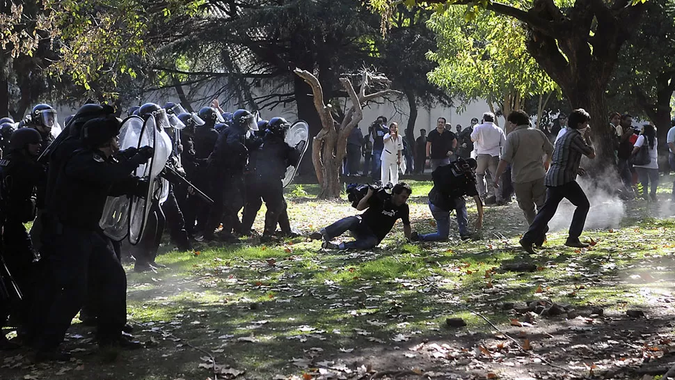 AGRESIONES DESMEDIDAS. Médicos, legisladores y trabajadores de prensa resultaron lesionados por el avance de los uniformados.  FOTO TOMADA DE CLARIN.COM