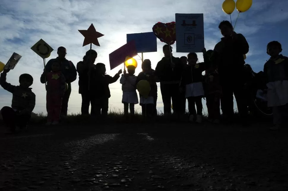 GRITARON BASTA. Alumnos, padres y docentes de la escuela Guido y Spano se pararon junto al pavimento en el cruce de la muerte y pidieron la construcción de una rotonda y que los conductores sean más prudentes. LA GACETA / FOTOS DE FRANCO VERA 