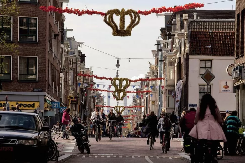 PREPARATIVOS. Las calles céntricas de la capital holandesa se luce con guirnaldas, coronas doradas y banderines. Todos esperan ansiosos el gran evento. REUTERS 