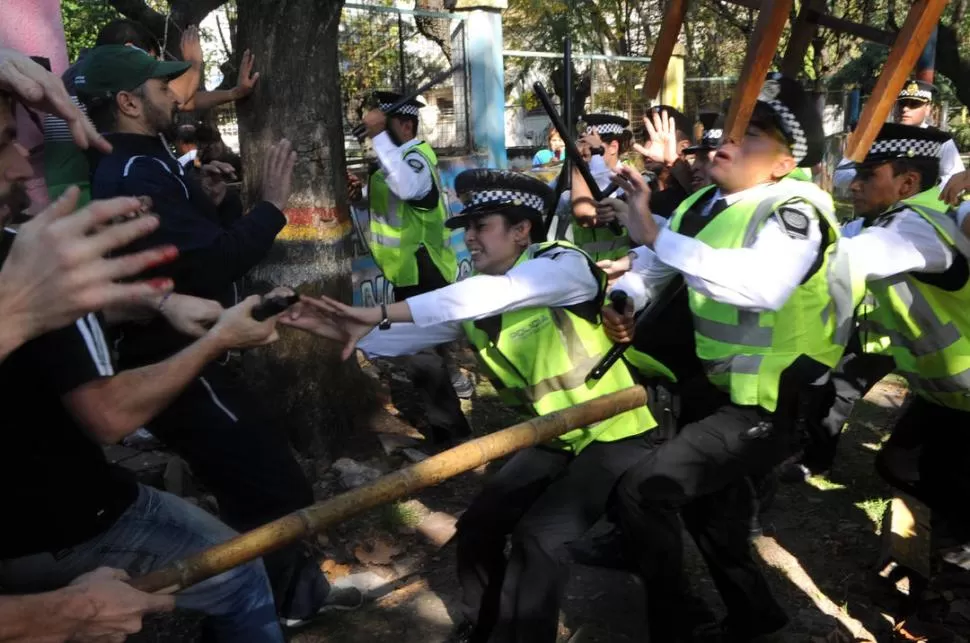 HUBO DETENIDOS. Médicos, periodistas, legisladores, agentes y empleados, entre otras personas, resultaron heridos durante los gravísimos incidentes. TELAM