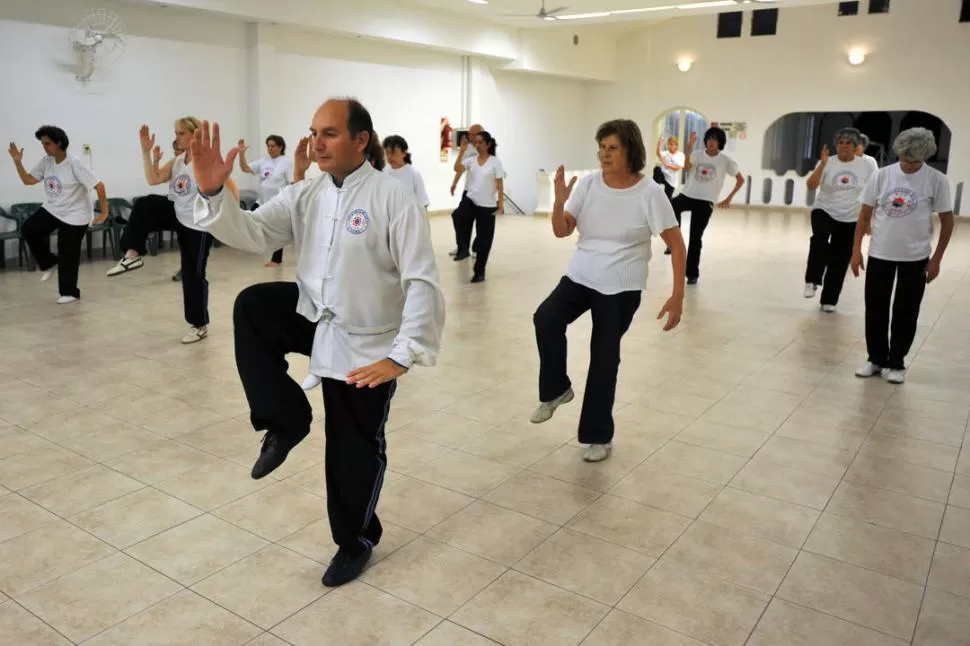 EN PLENA CLASE. Así como se puede practicar en soledad, el tai chi favorece la integración entre las personas; en la imagen, el sifu Rodríguez y sus alumnos. 