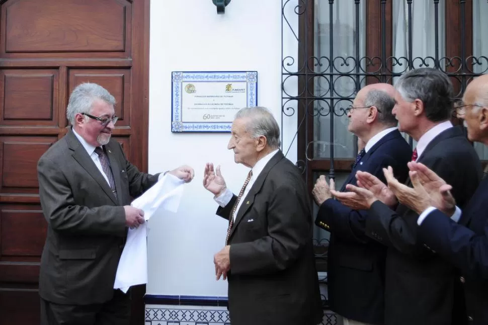 EMOCIÓN. Robín y Benejam descubren la placa que obsequió Fundafet. LA GACETA / FOTO DE ANALíA JARAMILLO