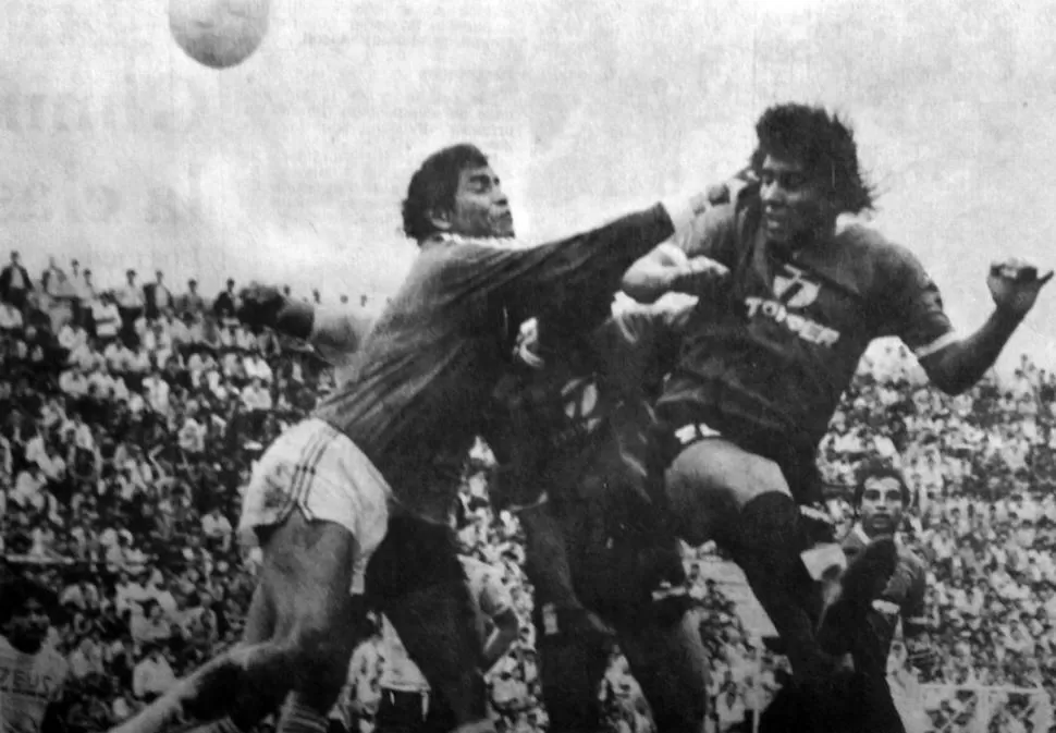 EN TUCUMÁN PERO DE VISITANTE. En el clásico ante San Martín jugado en La Ciudadela, el decano empató 2 a 2. 