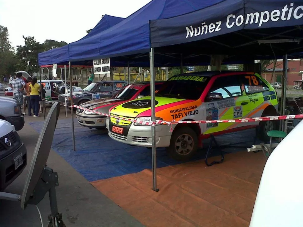 ASISTENCIA Y EXPECTATIVA. En el Predio Ferial de la ciudad de Lules, los equipos dieron los últimos retoques a los coches que participarán hoy de la fecha 2.  