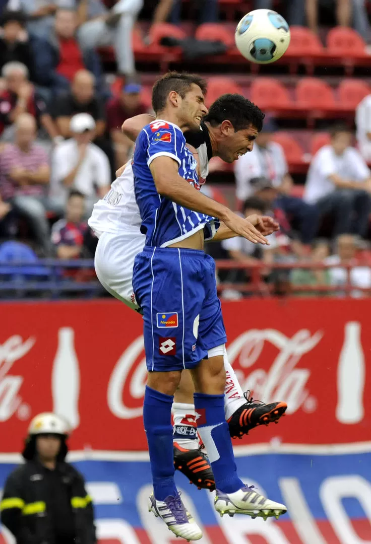 LUCHA EN LAS ALTURAS. Nicolás Sánchez y Stracqualursi pelean por la pelota. 