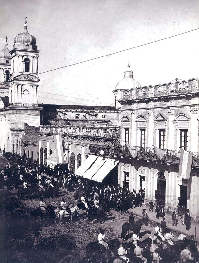 CUANDO TERMINABA EL SIGLO XIX. Las autoridades regresan de un Te Deum en la Catedral, en 1899. De todos estos edificios, salvo el templo, ya no existe ninguno  