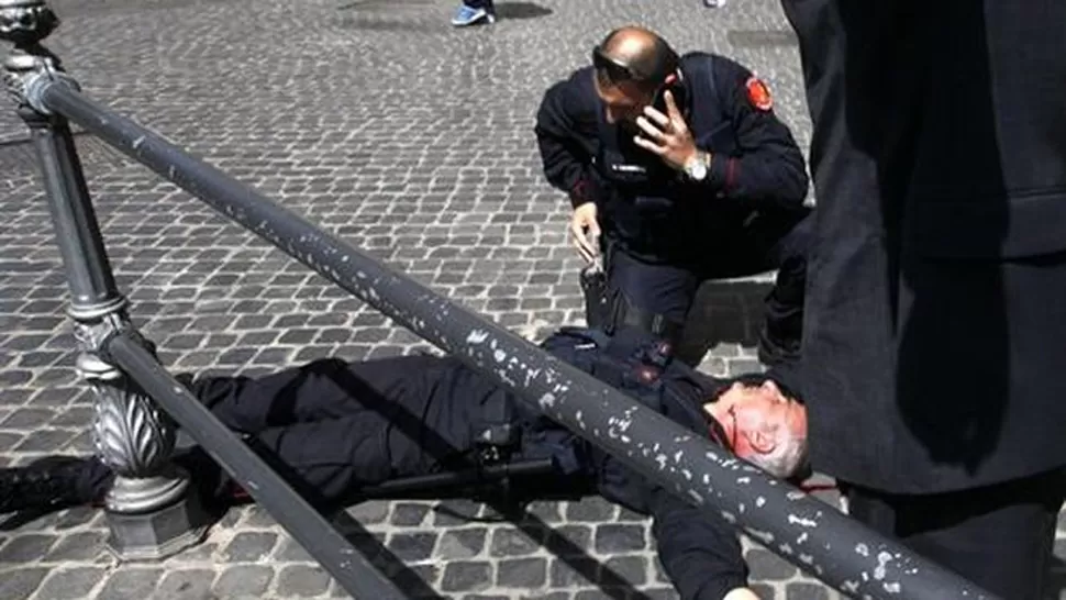 EN LA CALLE. Uno de los policías heridos durante los disparos. FOTO TOMADA DE CUATRO.COM