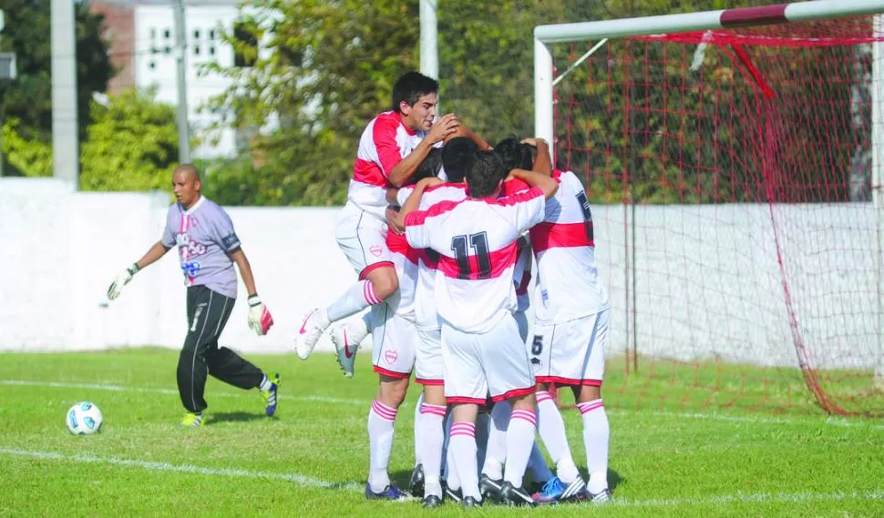 RODEADO DE FELICIDAD. Roldán Gerez acaba de convertir el gol para All Boys. El gallego le gano a Unión Aconquija. 