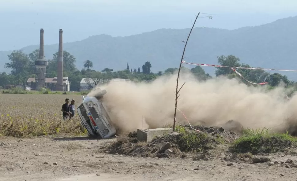 CLICK PRECISO. El Fiat 128 de Fernando Caro se encuentra en pleno vuelco, mientras el público sigue atónito la escena. 