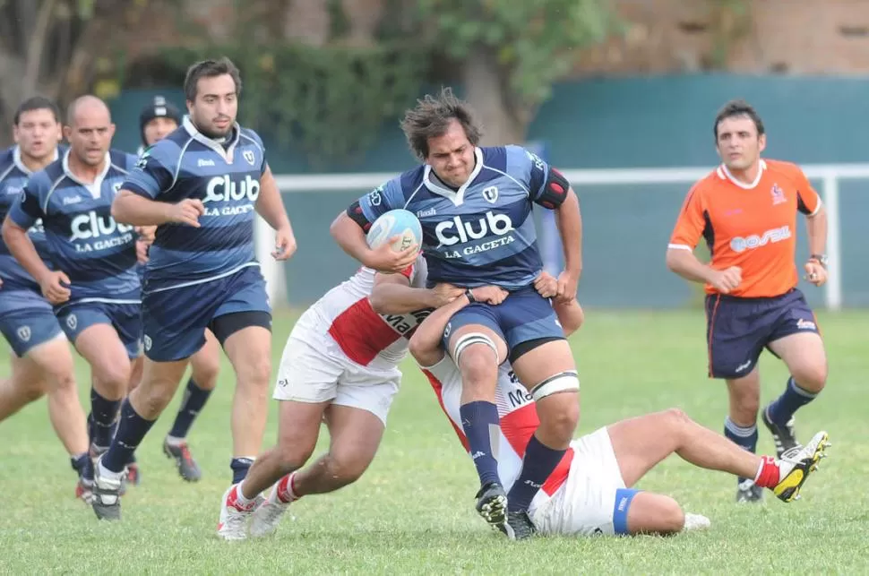 NADA QUE HACER. Federico Gálvez, de Universitario, intenta zafarse. La serpiente se durmió y Jockey le pisó la cabeza. 