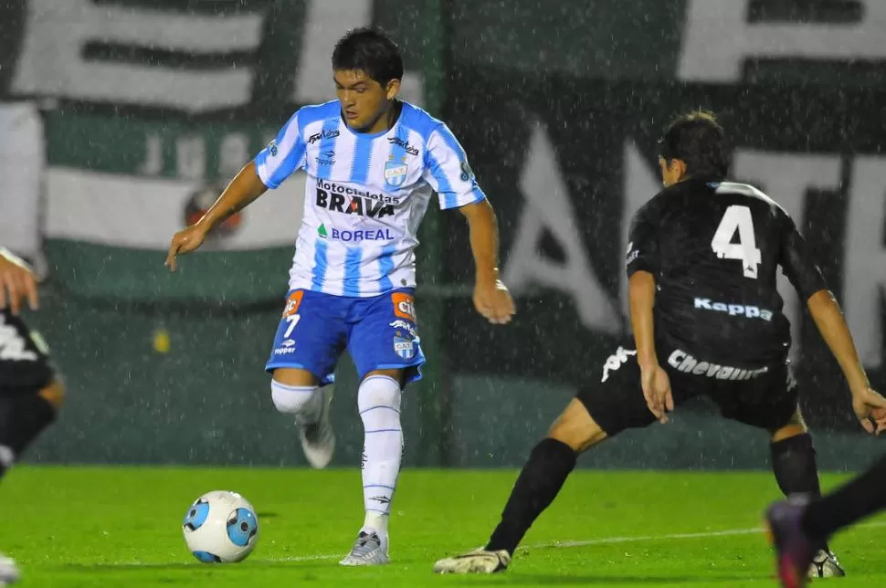 ¿LLEGARÁ CONTRA CHICAGO? Pulguita maniobra ante Bettini, parte de una defensa que no pudo ser vulnerada por el 7 que lleva cuatro partidos sin anotar goles. 