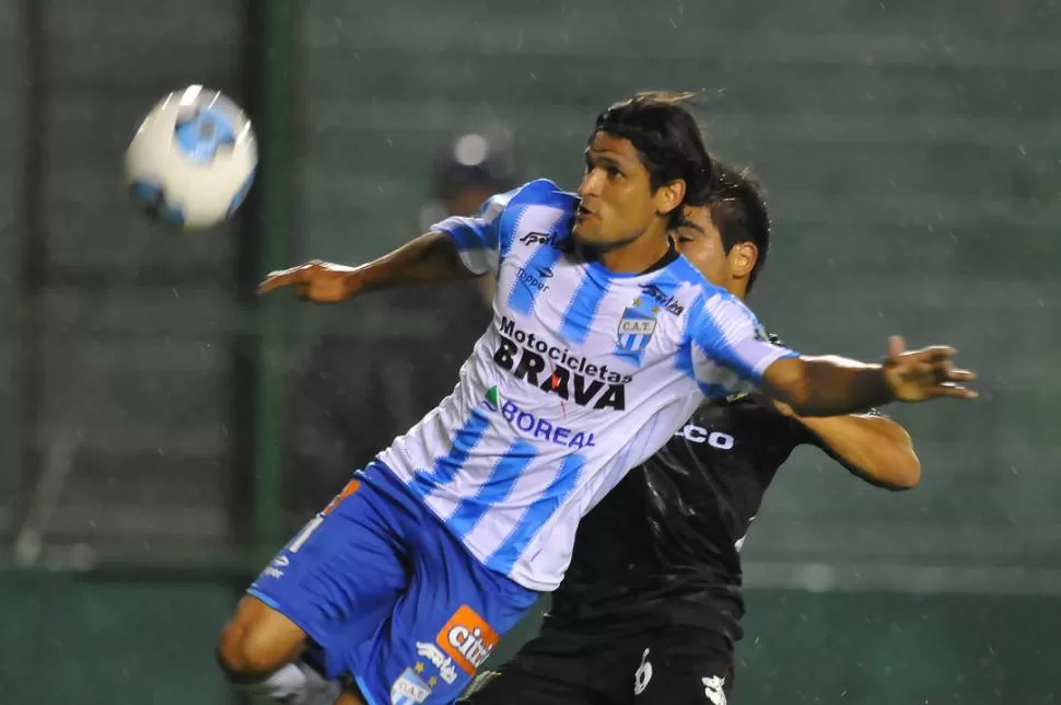 LUCHÓ POR LA DERECHA. Montiglio intenta dominar la pelota ante Yeri durante un partido que lo tuvo algo contenido. 