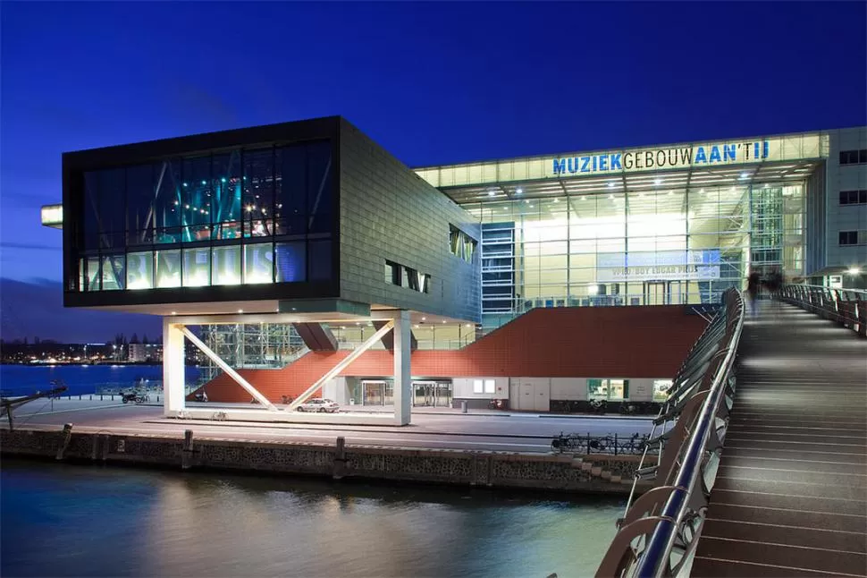 LA CASA DE LA MÚSICA. El Muziekgebouw, a las orillas del río Ij, dejará por unas horas de albergar músicos y recibirá a los invitados a la coronación. PEDROKOK.COM.BR 