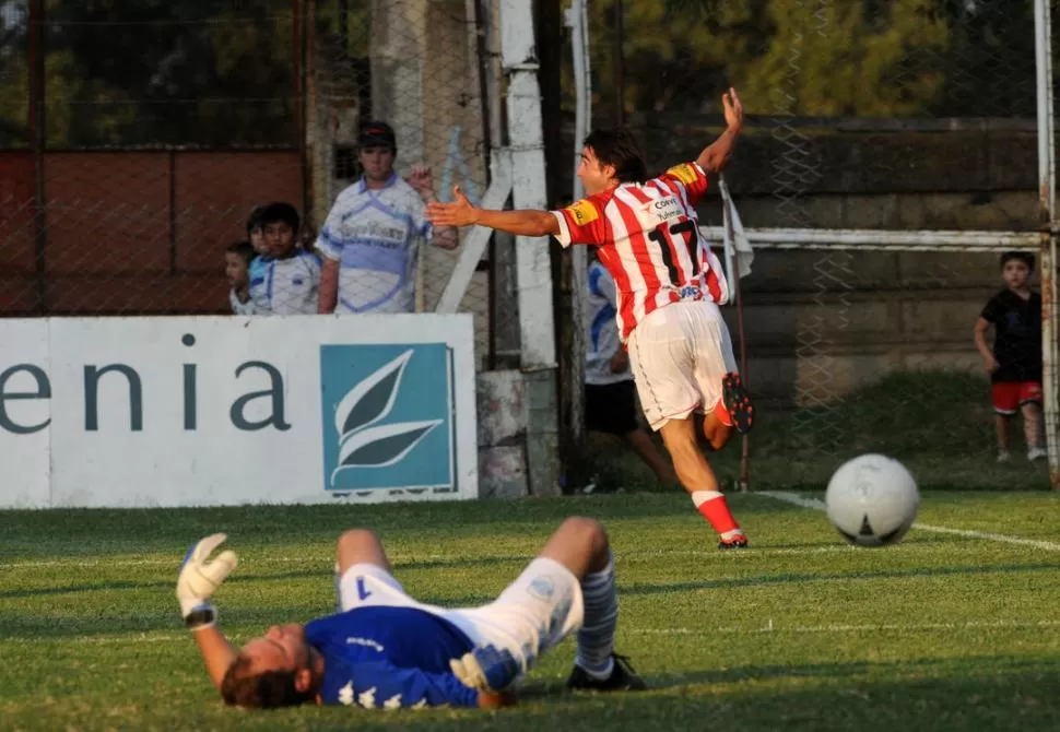 DEFINICIÓN. Facundo Ermini comienza a celebrar su gol, el segundo de San Martín, mientras Orcellet se lamenta. 