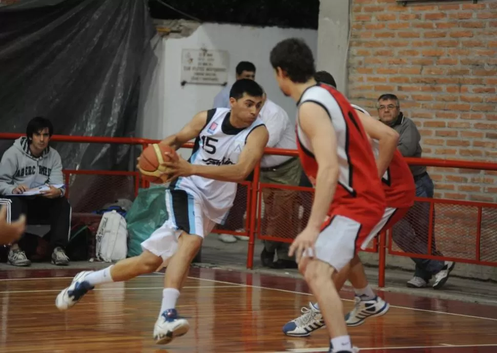  POTENCIA. El juego interior de Alberdi se sustenta en Cristian Morales. 