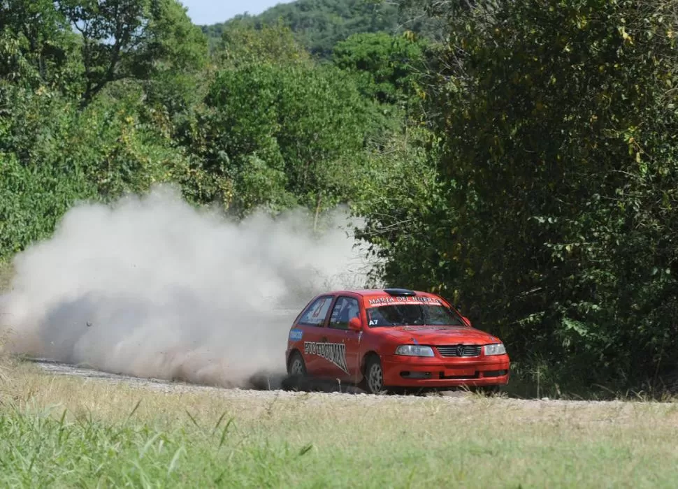 EL HOMBRE DEL SÁBADO. Ricardo Collado encontró muy buenas respuestas en su VW Gol, con el que logró sacar una buena ventaja a su escolta en los caminos. 